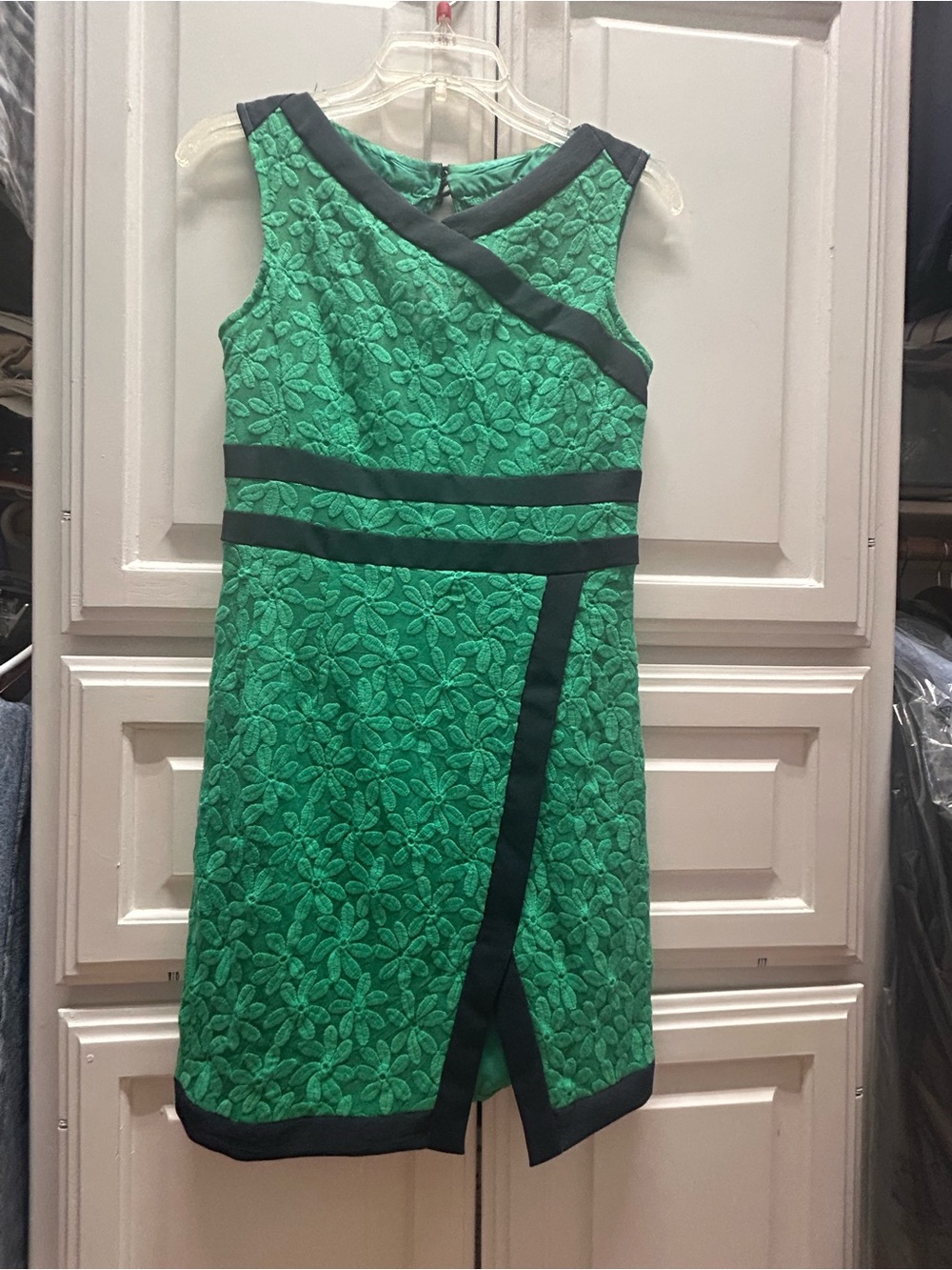 Sleeveless Green Floral Lace Shift Dress with navy Contrast Trim